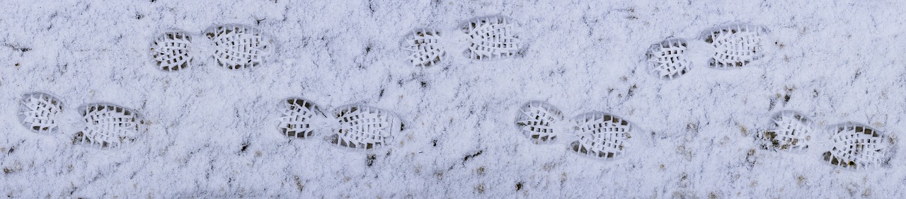Spuren im Schnee, die für die Wirkung von ainfach stehen.